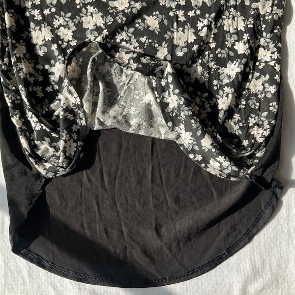 Old Navy Women Blouse size L Floral Black & White ShortSleeve Glossy Back - Picture 7 of 8